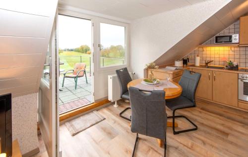 een keuken en eetkamer met een tafel en stoelen bij Studiowohnung in Hohnstorf
