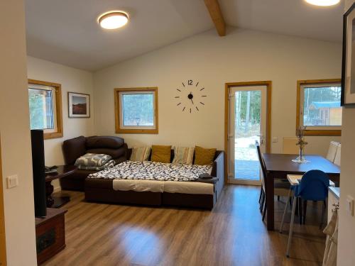 Et opholdsområde på Marika Puhkeküla - Metsanurga Puhkemaja "Barrel Sauna included"