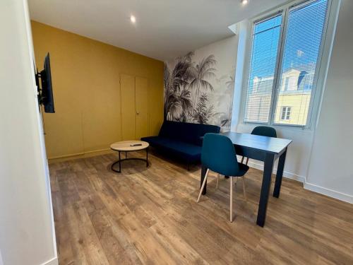 T2 rénové avec salon séparé, canapé, TV
