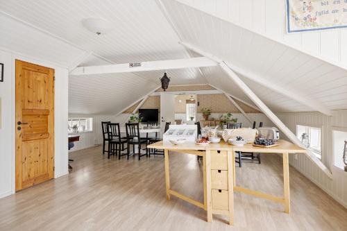 una cucina e una sala da pranzo con tavolo in mansarda di Älvbacken a Västerlanda
