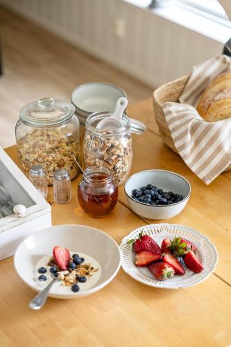 una tavola con piatti di frutta e barattoli di alimenti di Älvbacken a Västerlanda