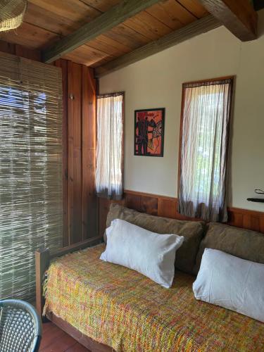 - une chambre avec un canapé et deux fenêtres dans l'établissement Verde viento, à La Paloma