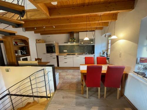 Kuchyň nebo kuchyňský kout v ubytování Ferienhaus "Spatzennest" Eifel Gerolstein Hunde ok