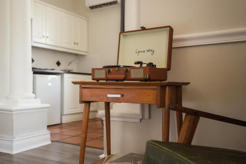 een spiegel en een koffer op een tafel in een keuken bij Story Haus in Stellenbosch