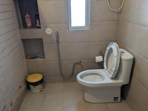 a small bathroom with a toilet and a shower at Nalze Khar in Raogi