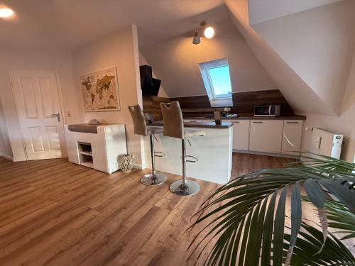 a kitchen with a desk and a chair in a room at Ferienwohnung Bernsteinsucher städtische Bestlage in Ribnitz-Damgarten