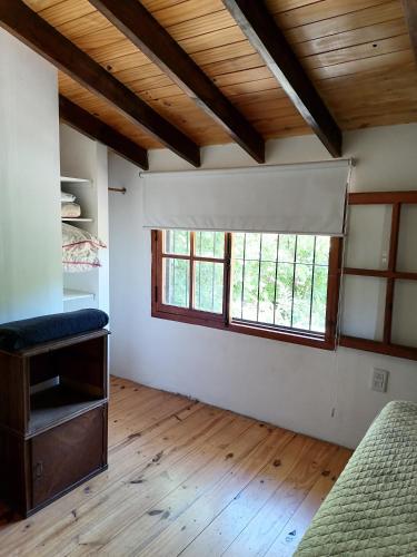 una stanza vuota con finestra e divano di Casita Santa Elena 1 a Trapiche