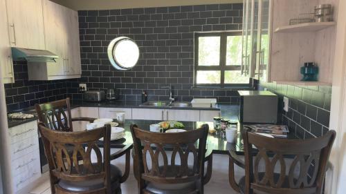 Køkken eller tekøkken på Houghton House Suites