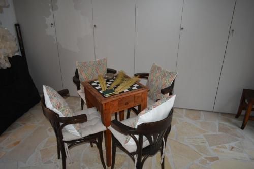 ein Esszimmer mit Tisch und Stühlen in der Unterkunft La Isla Santa Maria in Pego