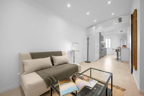 Charmant deux pièces rénové au coeur de la vieille ville AC