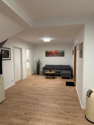 a living room with a couch and a table at Luxus Ferien Apartment vS in Marburg an der Lahn