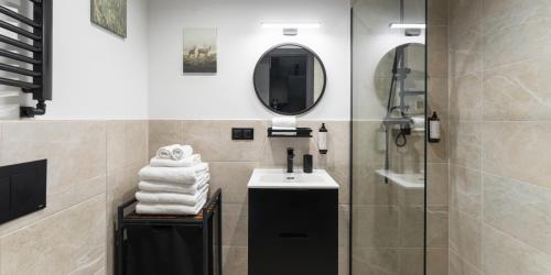 un bagno con lavandino e doccia di Praga Studio Apartments a Varsavia
