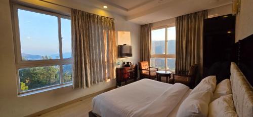 En eller flere senge i et værelse på Vibez Panchgani by Zen Nest