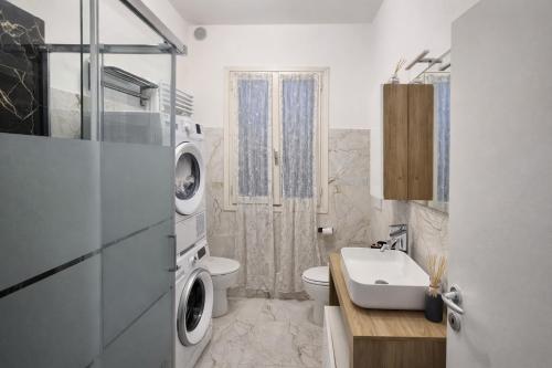 een badkamer met wastafel en wasmachine bij QUEEN HOME Emanuelle in Venetië