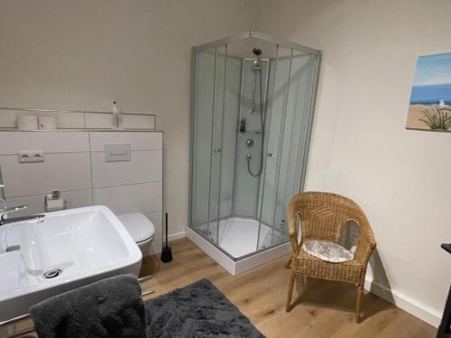 a bathroom with a shower and a toilet and a sink at Ferienwohnung Heike Heitmann - Maisonette-Wohnung oder Apartment in Eystrup