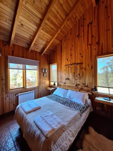 En eller flere senge i et værelse på Parajes del lejano sur cabaña El Cardo