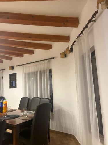een eetkamer met een tafel en stoelen bij Hotel Ana in Bran