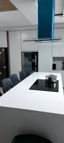 eine weiße Theke in einem Büro mit Stühlen in der Unterkunft Hillview Executive Self-Catering House in Blantyre