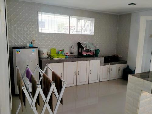 Kuchyň nebo kuchyňský kout v ubytování Villa Greenhill Brastagi Hillpark Sibolangit