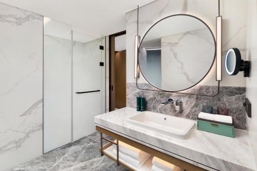 Phòng tắm tại Hilton Shaoxing Hotel And Residences