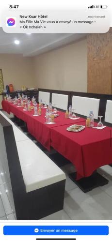 een lange tafel met een rode tafelkleed erop bij Hotel kssar in Oran
