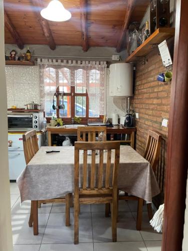 een keuken met een tafel en stoelen in een kamer bij Un Sueño in San Rafael