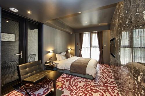 a bedroom with a bed and a desk and a chair at Hotel Soulhada Gangnam in Seoul