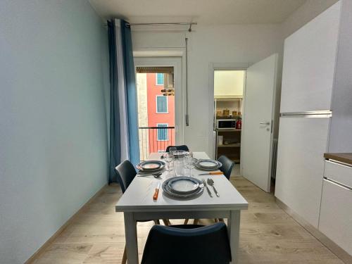 Lucania Azzurra Apartment, Elegante e Confortevole, con Metro M3 sotto casa, collegamento diretto a Duomo di Milano e Stazione Centrale