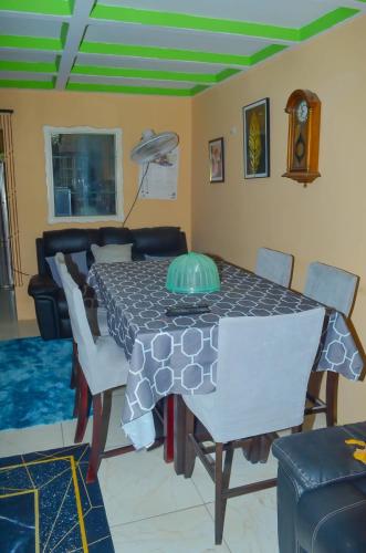 een eetkamer met een tafel en stoelen bij Portmore House in Passage Fort