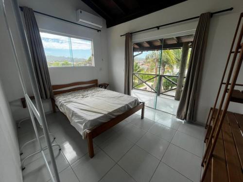 En eller flere senge i et værelse på Marina do Rosa