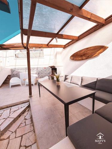 a living room with a couch and a table at Maty's Place in Mafra