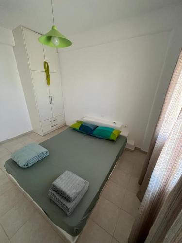 a small room with a bed with a green mattress at Parostalkinghouse in Piso Livadi