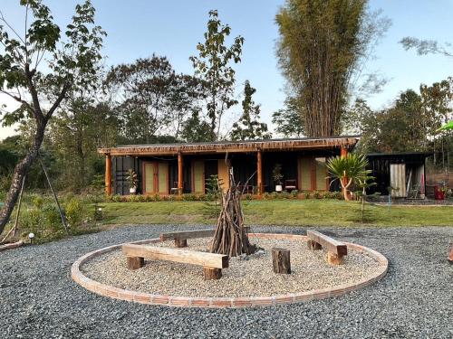 een huis met een bankje ervoor bij Mae on country home in Ban On Luai