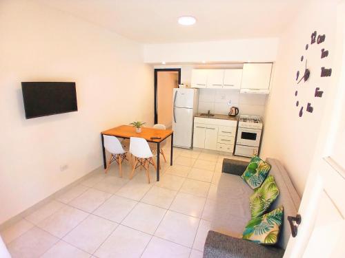 Cuisine ou kitchenette dans l'établissement Departamentos Necochea Playa