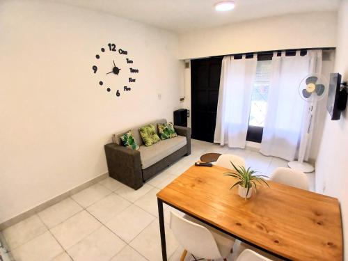 Coin salon dans l'établissement Departamentos Necochea Playa