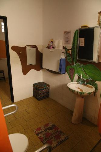 een badkamer met toilet en wastafel bij La Chakana Hostel Cultural in Ubatuba