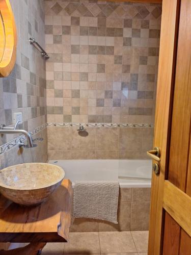 een badkamer met een wastafel en een ligbad bij Parajes del lejano sur Cabaña El Patacón in Moquehue