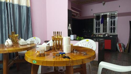 PokharaAnnapurna Himdrishya Pokhara的餐厅里有两张木桌和白色椅子。