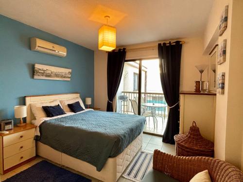 una camera da letto con un letto e un balcone di Kapparis Beach Escape a Paralimni