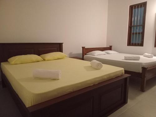 2 Letti in Camera con 2 Letti di Mihinsa Guest a Kosgoda