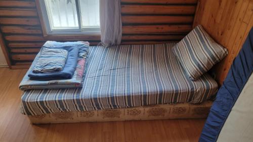 un letto in una stanza con una finestra di Chalet Lumière a Rawdon