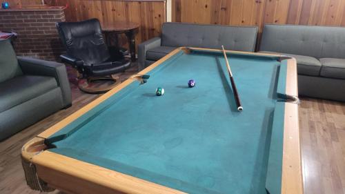un tavolo da biliardo al centro di un soggiorno di Chalet Lumière a Rawdon