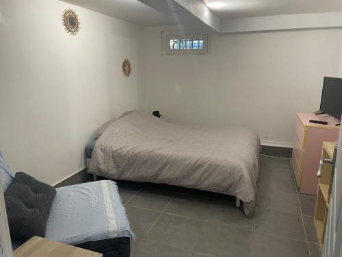 a small bedroom with two beds and a tv at Petite Chambre avec SdB partagée in Angers