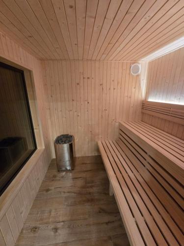 een kleine sauna met een vuilnisbak in de hoek bij Eko Osada Zacisze in Ostrowite