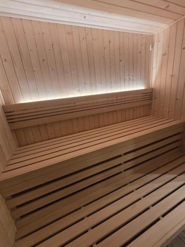 een sauna met houten lambrisering en plafonds bij Eko Osada Zacisze in Ostrowite