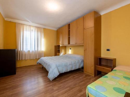 ein Hotelzimmer mit zwei Betten und einem Fernseher in der Unterkunft Villa Maria in Castelletto Soprano