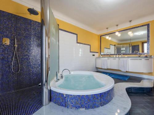 ein großes Badezimmer mit Badewanne und Dusche in der Unterkunft Villa Maria in Castelletto Soprano