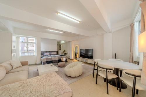 Huge Studio and Rooftop in Central