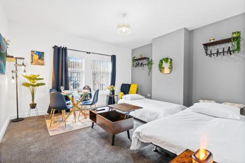 En eller flere senge i et værelse på Spacious Apartment near Edgbaston