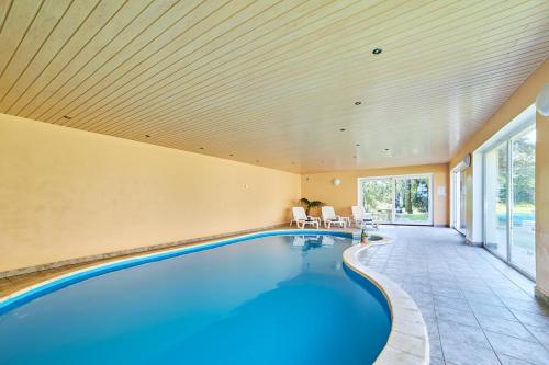 - une piscine dans une maison avec plafond dans l'établissement Vila Fontána s krytým bazénem, à Planá nad Lužnicí